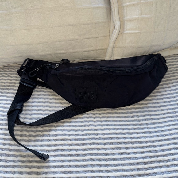 BEIS Handbags - BEIS Sport Pack in Black